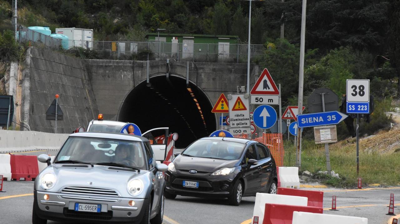 La galleria di Casal di Pari chiusa e il traffico deviato