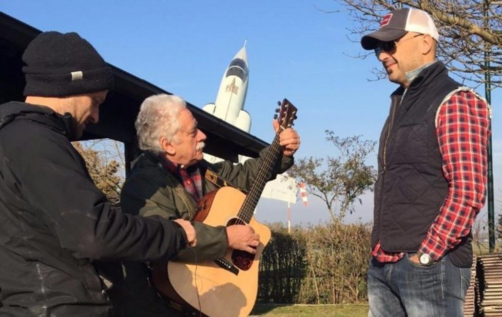 Il suonatore Billy duetta col masterchef Joe Bastianich a Top Gear 