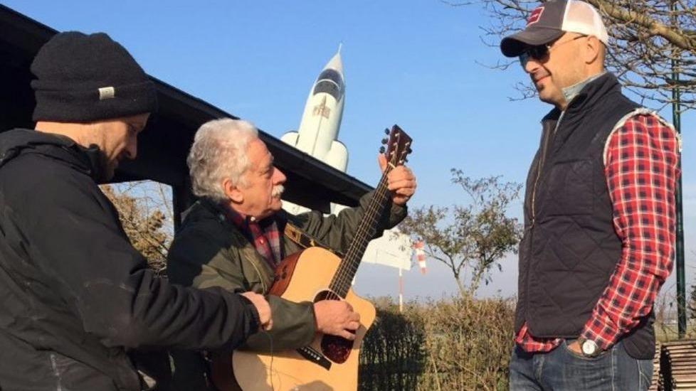 Il suonatore Billy duetta col masterchef Joe Bastianich a Top Gear