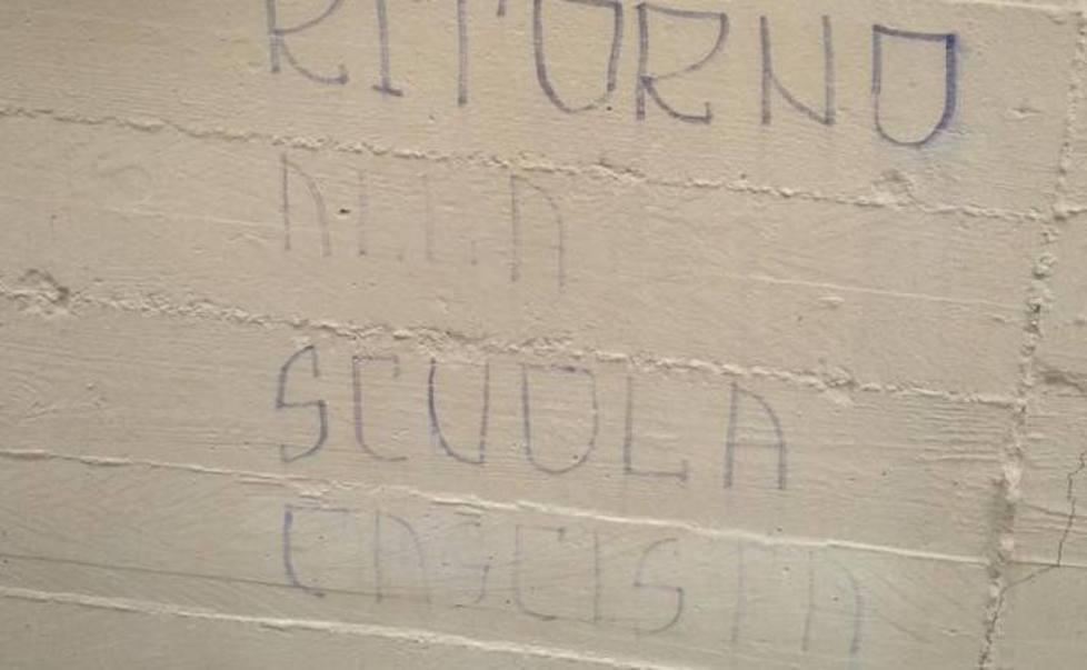 Scritte fasciste nel cortile della primaria
