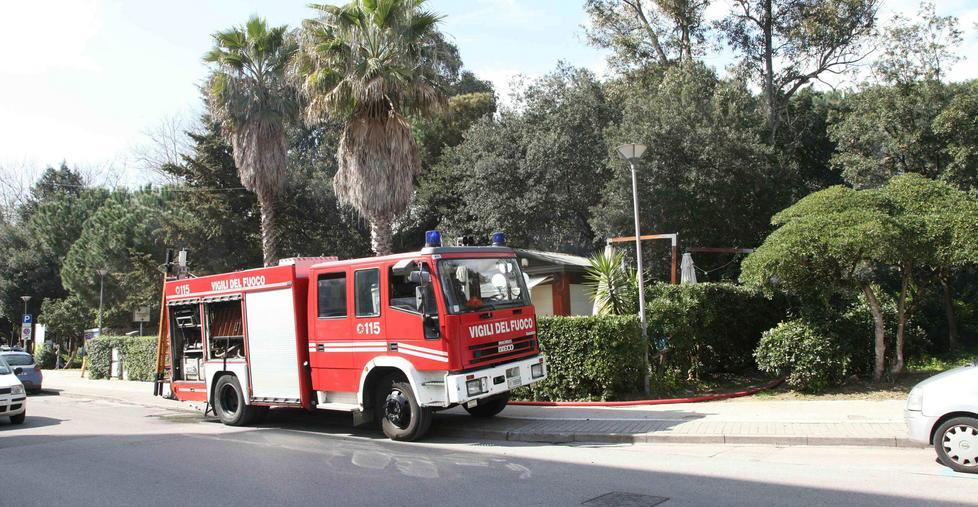 A fuoco chiosco in pieno giorno Si teme il dolo 