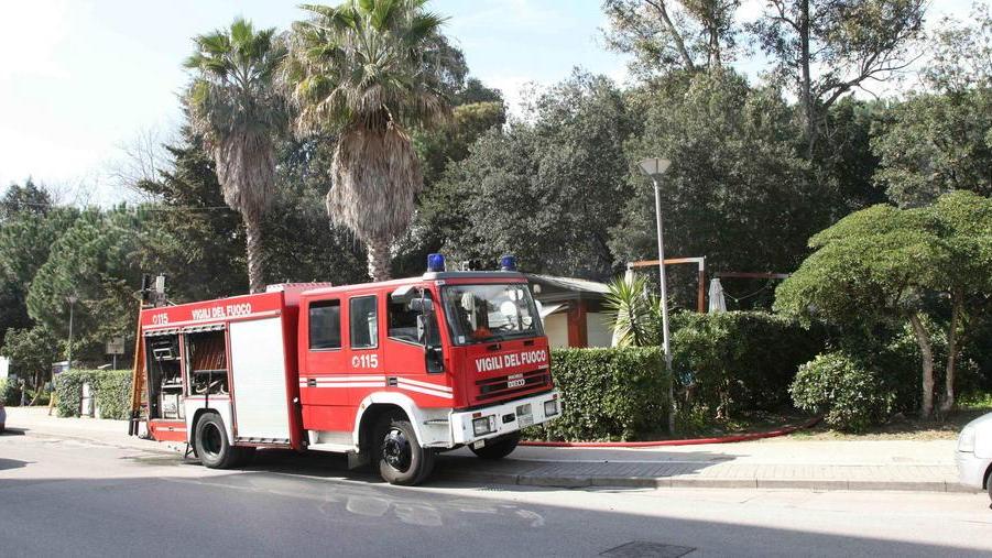 A fuoco chiosco in pieno giorno Si teme il dolo
