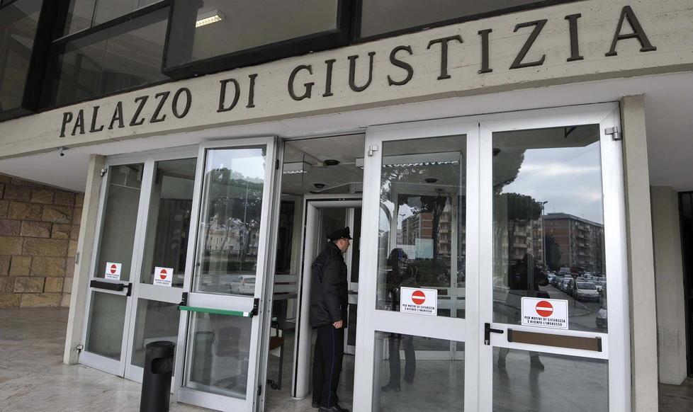 Aggredì la moglie incinta spingendola oltre il balcone