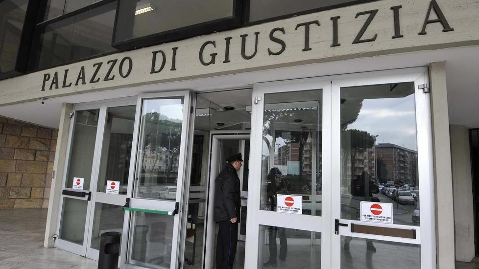Aggredì la moglie incinta spingendola oltre il balcone
