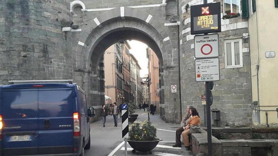 I commercianti del centro «Varchi spenti per un anno»