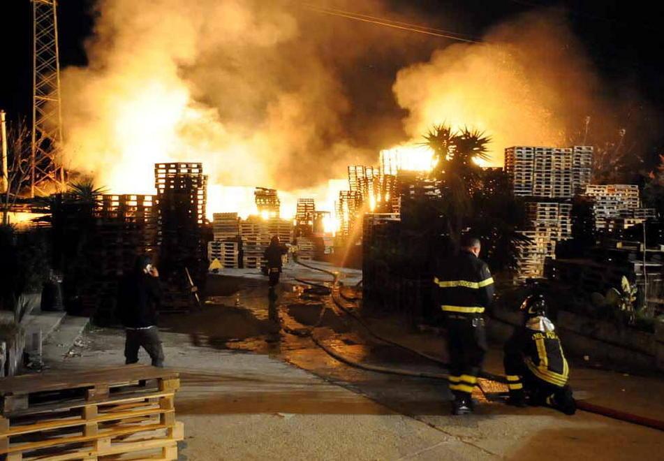 Brucia ditta di pancali Evacuato il Carrefour 