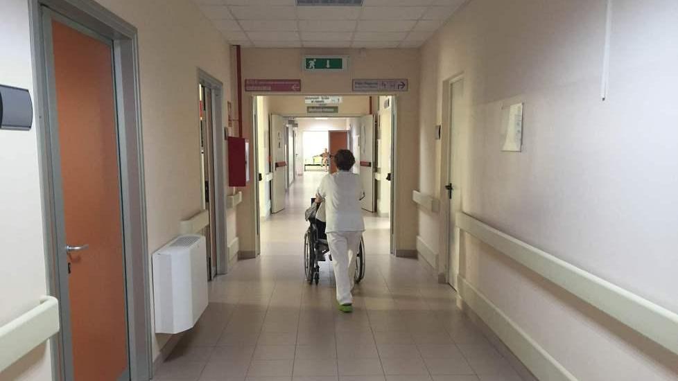 La moglie di un ricoverato in medicina: «Stanze piccole e sporche»