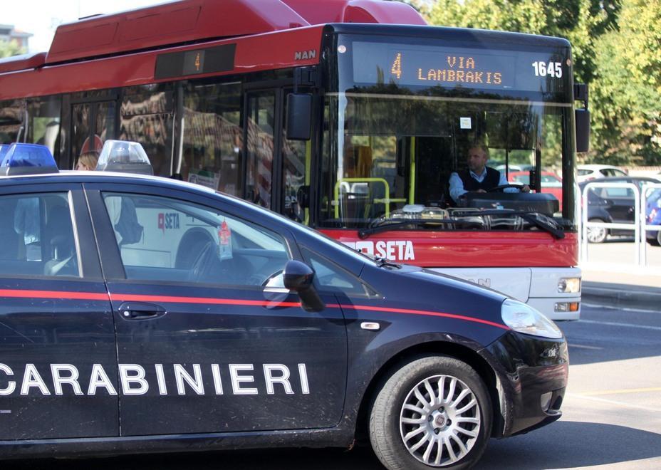 E’ senza biglietto e tira fuori il coltello 