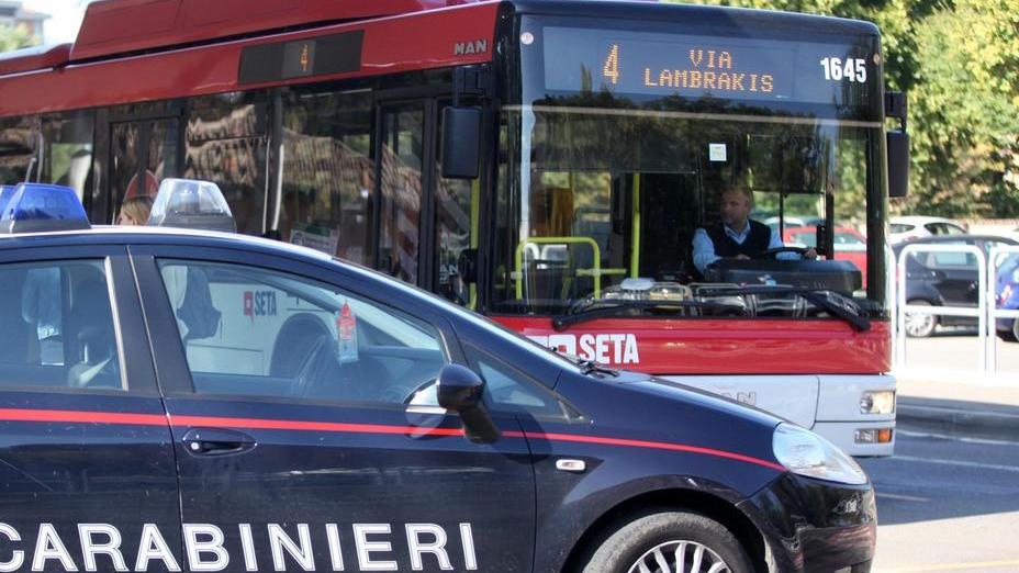 E’ senza biglietto e tira fuori il coltello