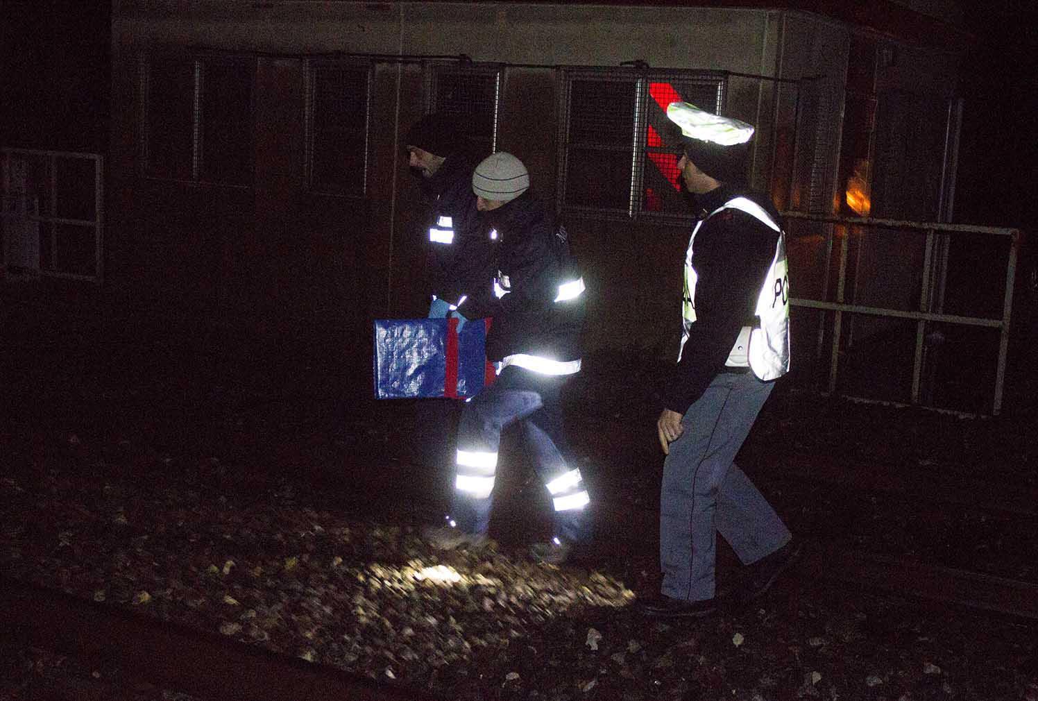 Gli inquirenti sul luogo dell'incidente (Foto Muzzi)