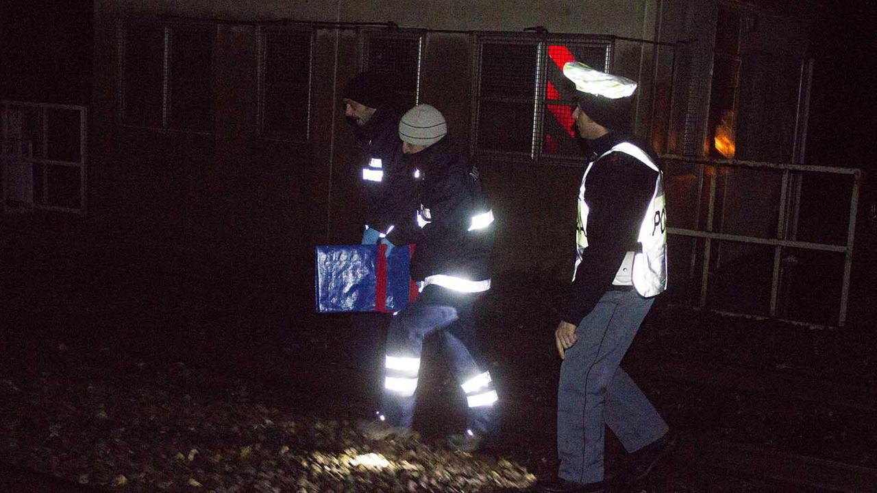 Gli inquirenti sul luogo dell'incidente (Foto Muzzi)