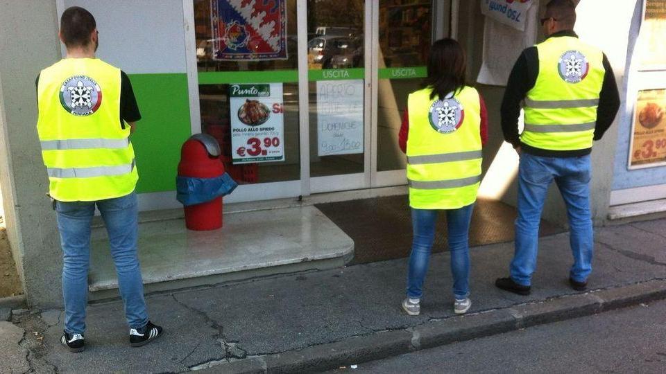 CasaPound e il mendicante umiliato: c’è anche l’odio razziale?