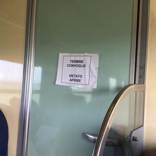 Il cartello che vietava l'ingresso al vagone