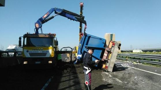 Si rovescia camion di terra, autostrada A1 paralizzata da Reggio Emilia e Parma