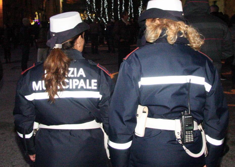 Vigilessa trascinata dall’auto in fuga 