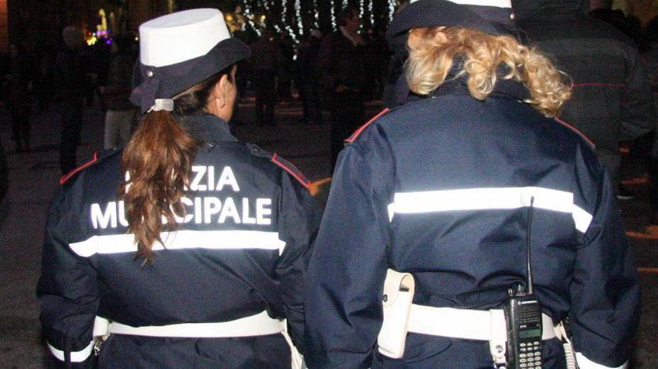 Vigilessa trascinata dall’auto in fuga