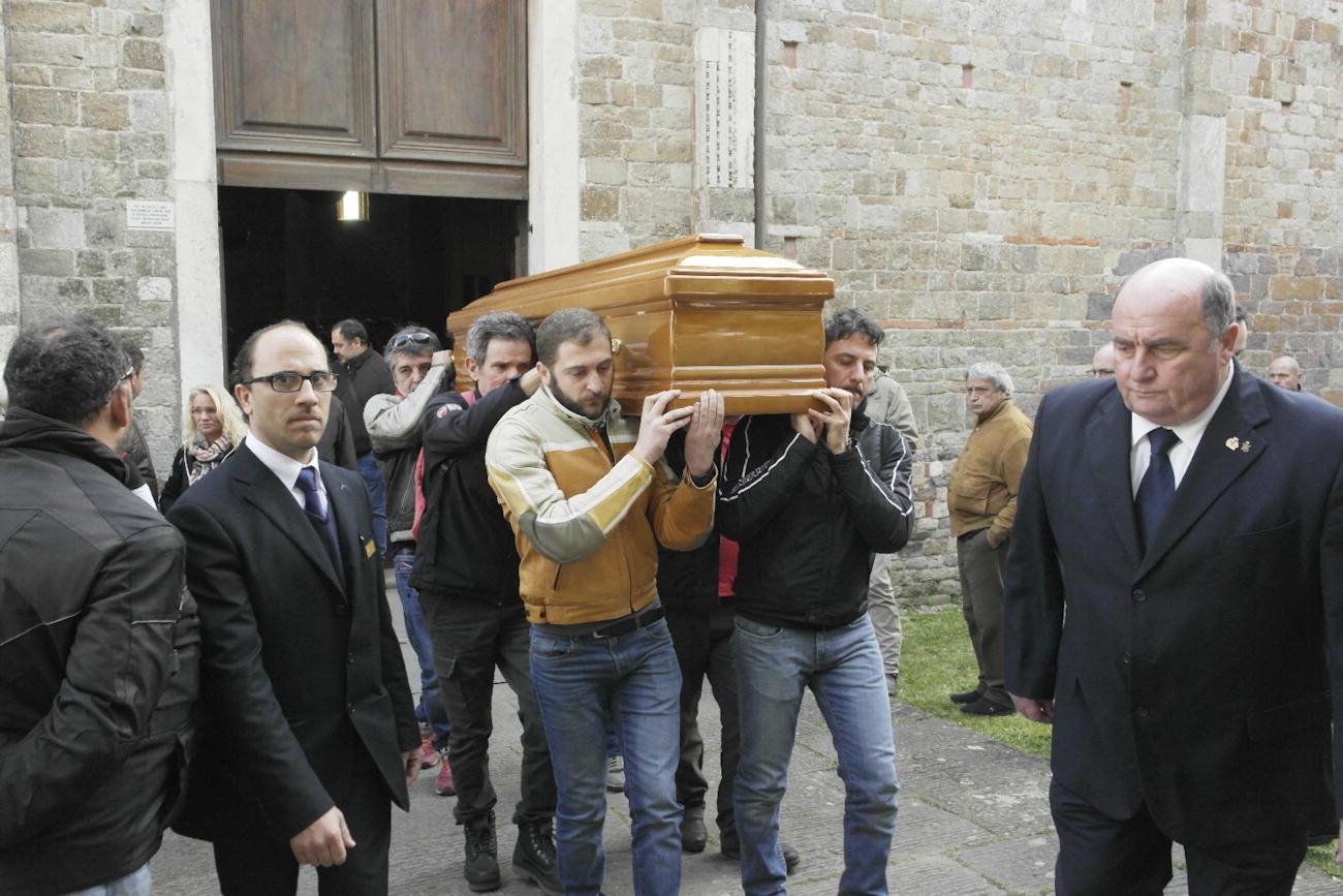 Il feretro di Bonotti fuori dalla basilica di San Piero a Grado (foto Muzzi)