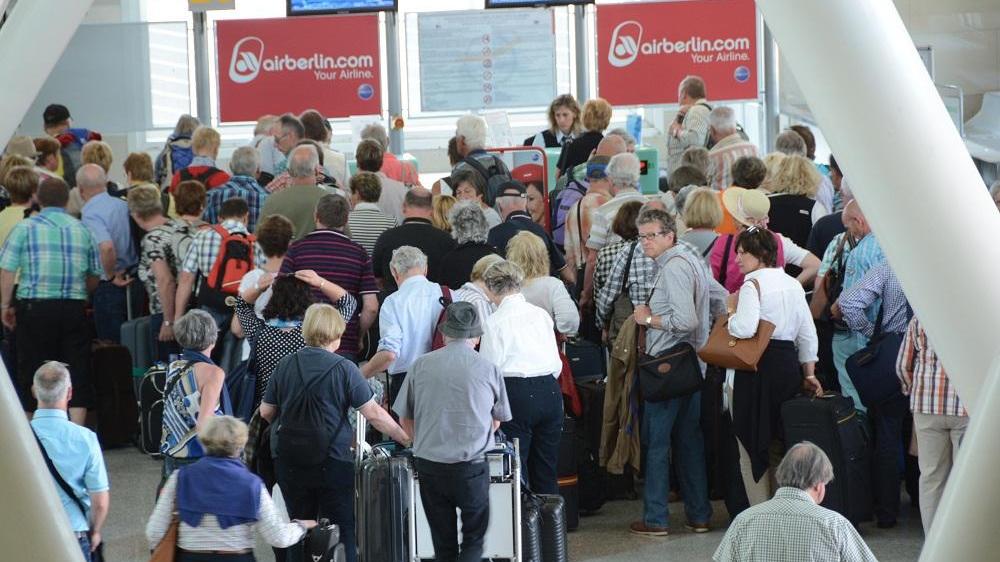 Passeggeri tedeschi all'aeroporto di Olbia
