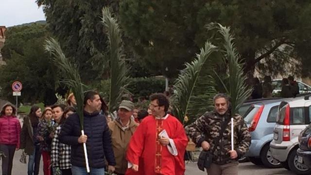 Domenica delle palme e il parroco, don Luca Fedi, guida la processione fino in chiesa a Salivoli