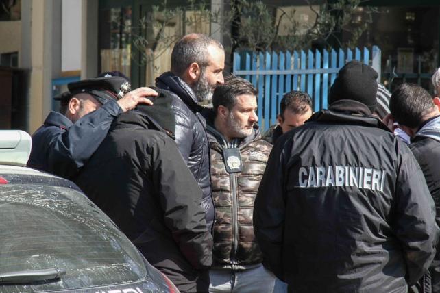 Soccorritori e militari sul luogo del ritrovamento (foto Gasperini - Massimo Sestini)