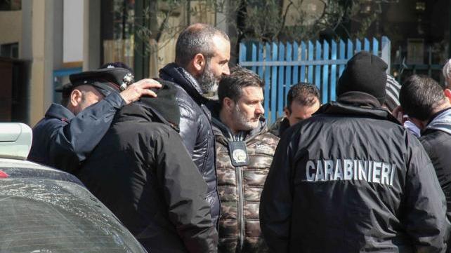 Soccorritori e militari sul luogo del ritrovamento (foto Gasperini - Massimo Sestini)