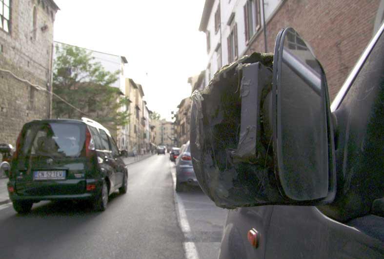 Lo specchietto rotto di un'auto
