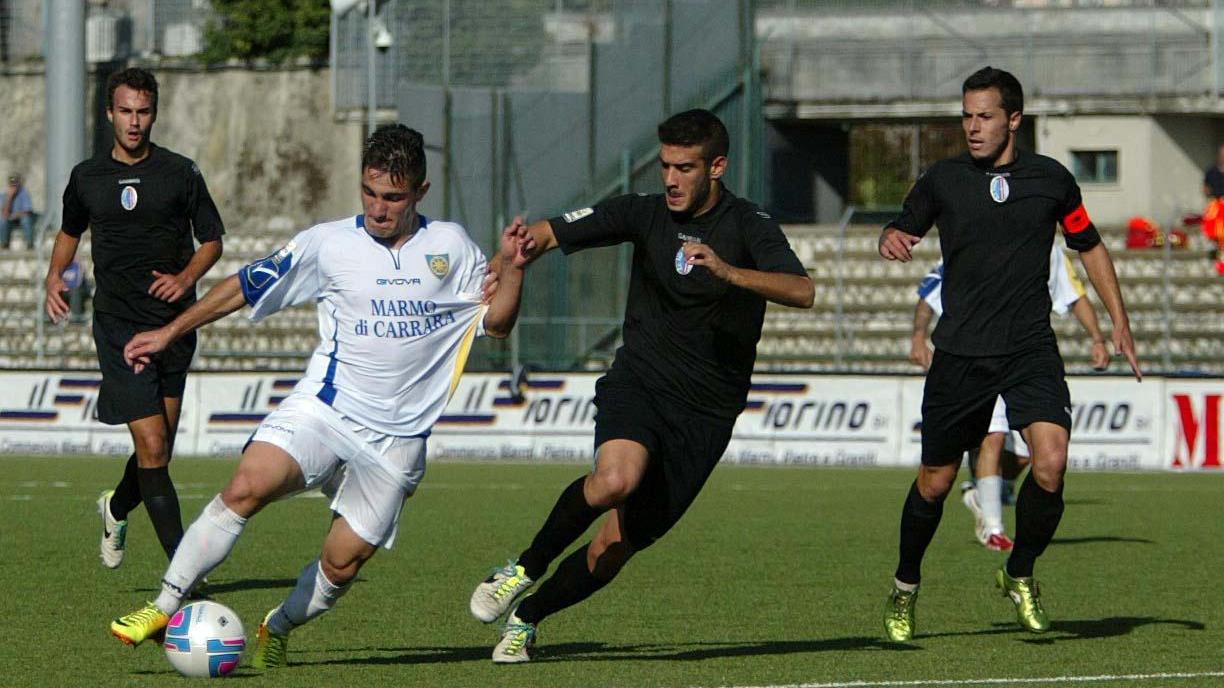 Tognoni (in maglia bianca) autore del gol apuano