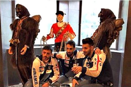 D'Ercole, Stipcevic e Brian Sacchetti posano con le maschere dei mamuthones