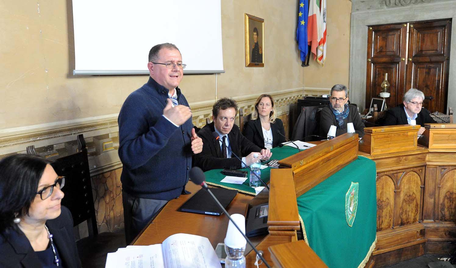 L'intervento di Massimo Giuliani durante l'incontro di giovedì 24 in Comune (foto Paolo Barlettani)