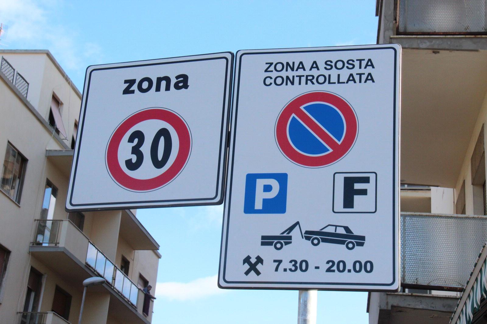 Il cartello che indica una delle zone a sosta controllata della città