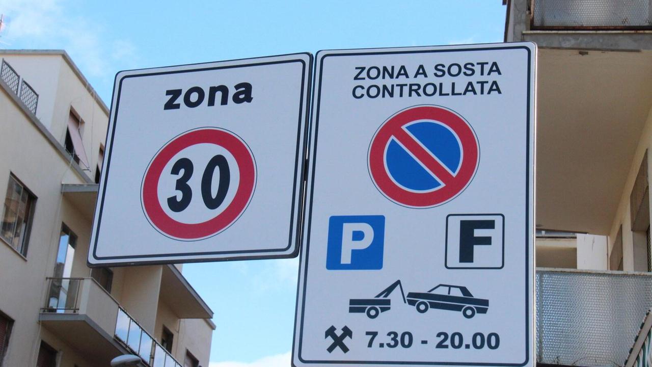 Il cartello che indica una delle zone a sosta controllata della città