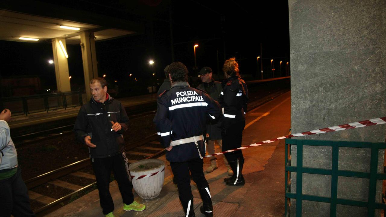 Forze dell'ordine alla stazione di Pietrasanta dopo l'incidente