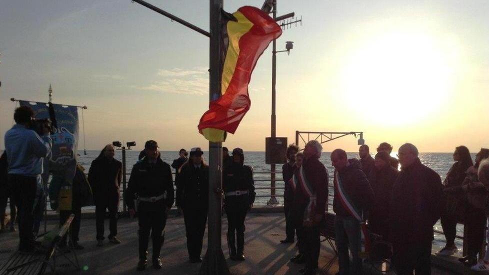 Bandiera belga a mezz’asta sul pontile