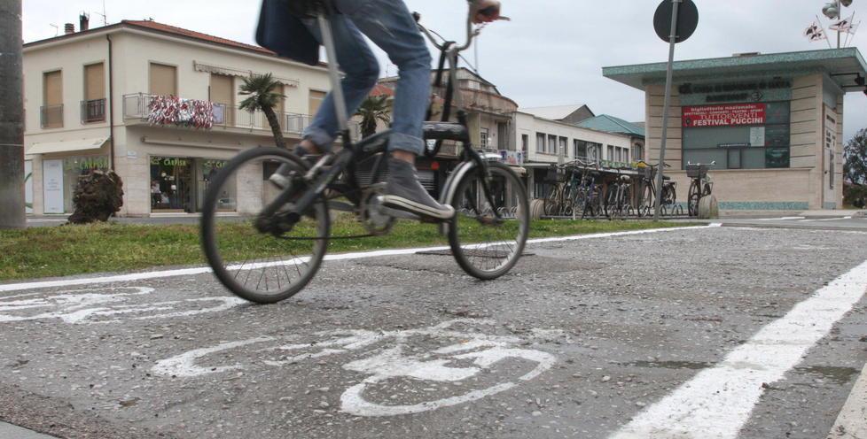 L'asfalto sconnesso e non ancora finito nel primo tratto della ciclopista della Passeggiata (foto Ciurca/Paglianti)