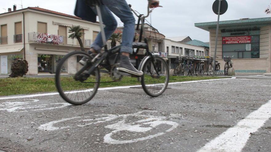 L'asfalto sconnesso e non ancora finito nel primo tratto della ciclopista della Passeggiata (foto Ciurca/Paglianti)