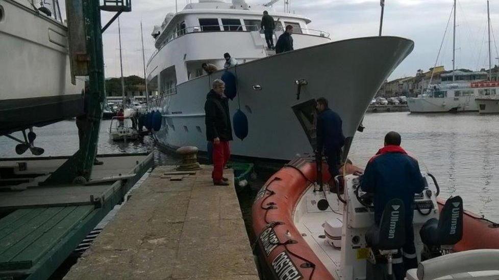 Maxi yacht rischia di sbattere in banchina