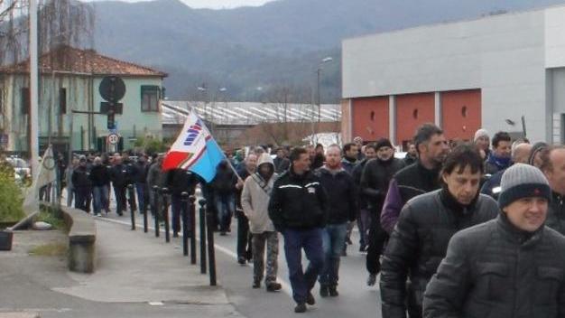 In 300 al corteo, ma senza il sindaco