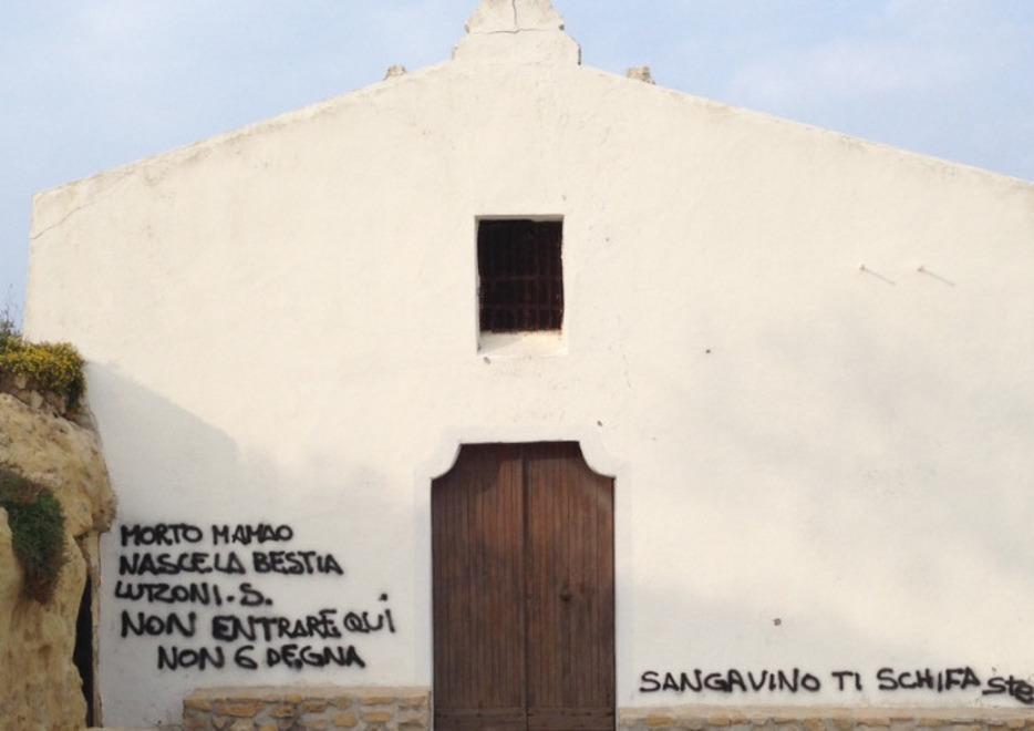 La chiesa di Balai vicino imbrattata con scritte deliranti 