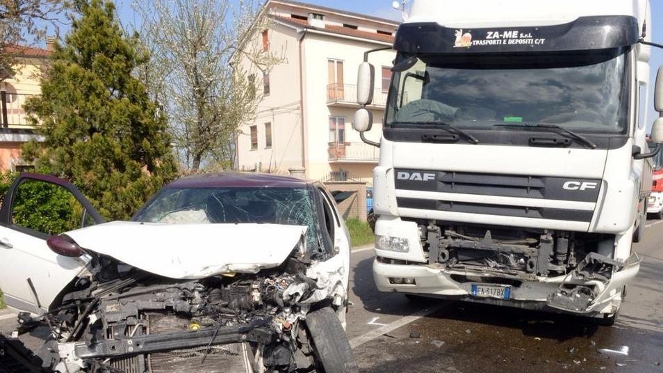 Sbaglia la curva e si schianta contro un camion: è grave