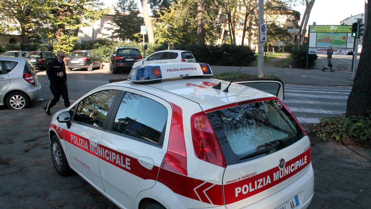 Un'auto della polizia municipale di Viareggio
