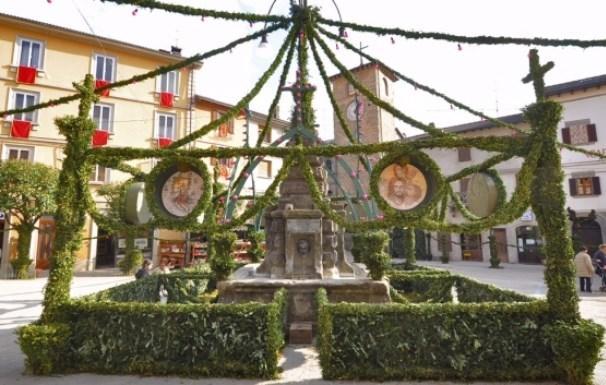 Decorazioni di bosso in centro a Fanano per la Triennale
