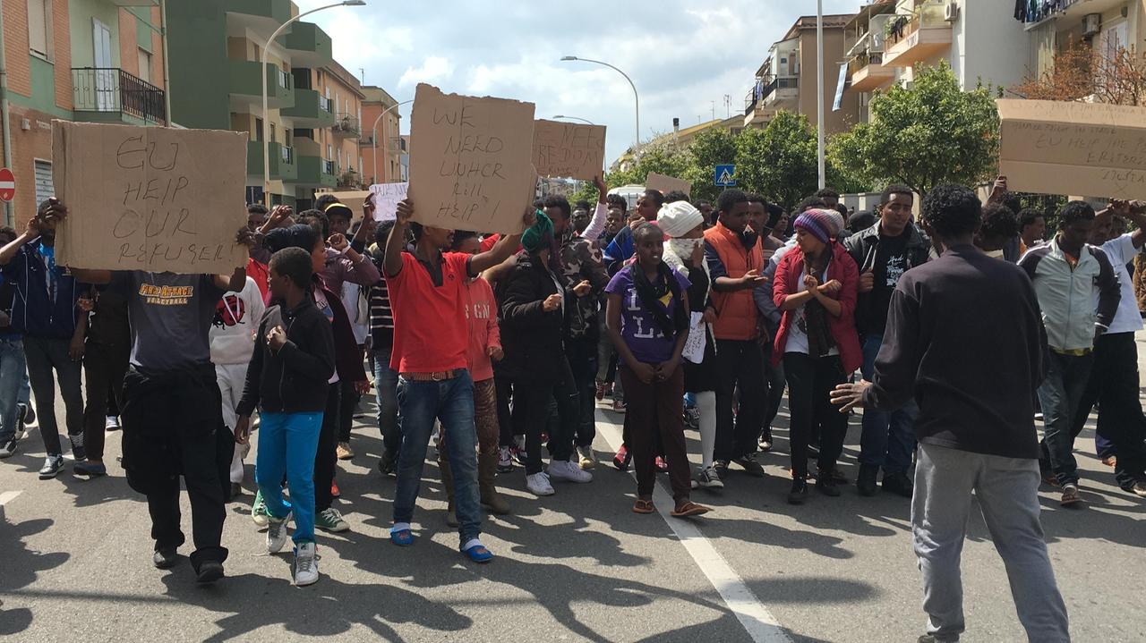 La protesta in strada a Pirri dei migranti eritrei giunti lunedì 21 marzo a Cagliari (foto Mario Rosas)