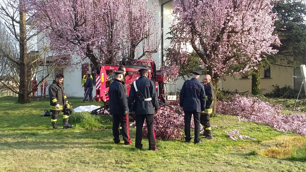 Padre di sei figli muore folgorato mentre pota le piante