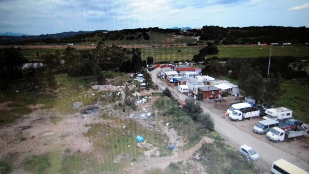 Una veduta dal drone del campo rom di Olbia