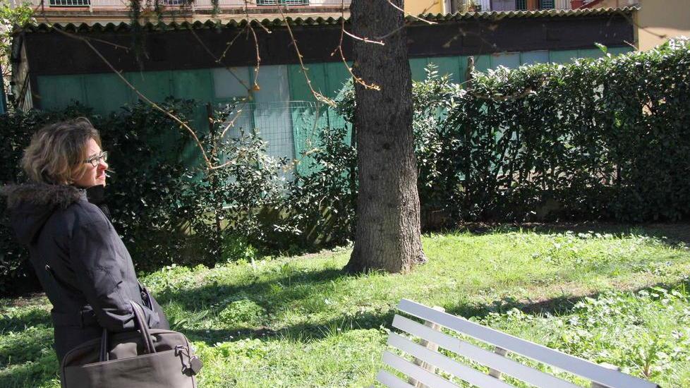 Cristina Santini dietro la baracca con la copertura di amianto (foto Batavia)