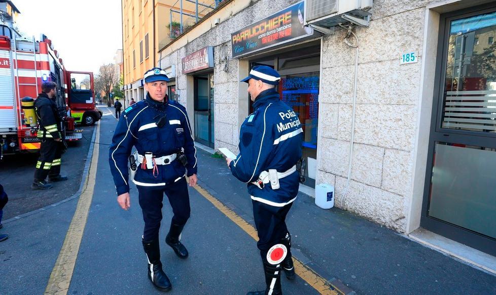 Il vigile prende l’estintore da un bus e doma l’incendio
