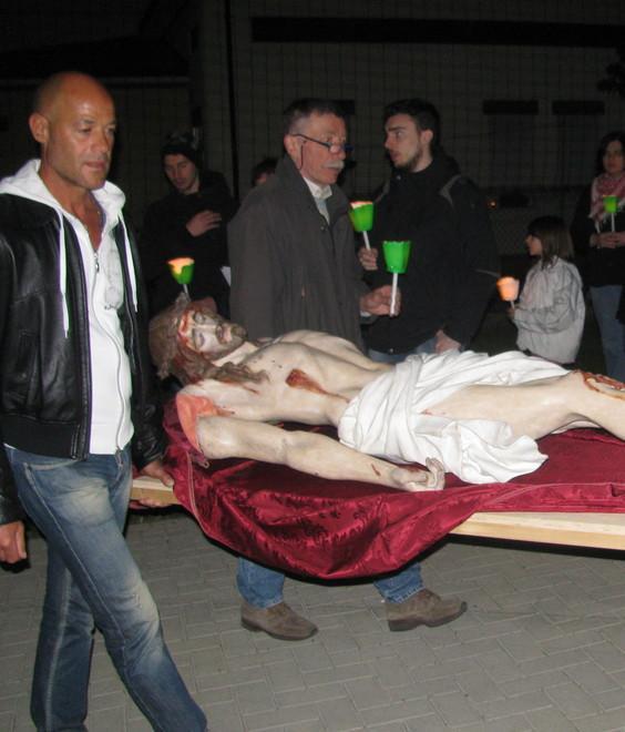 Via Crucis con il “Cristo morto” 