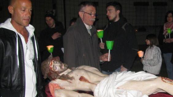 Via Crucis con il “Cristo morto”