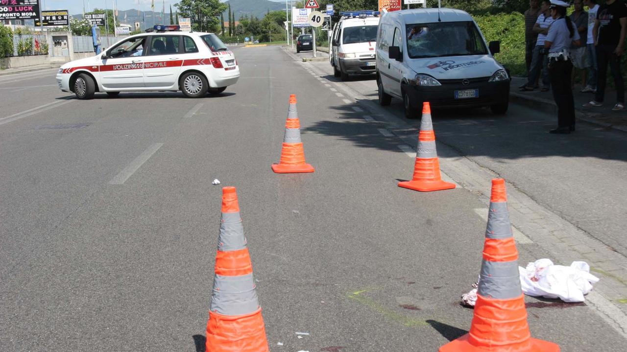 I rilievi della polizia municipale di un incidente stradale (archivio)