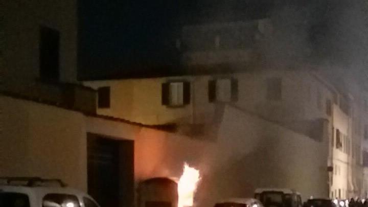 Il cassonetto della Caritas a fuoco (Foto di Paola Palazzetti)